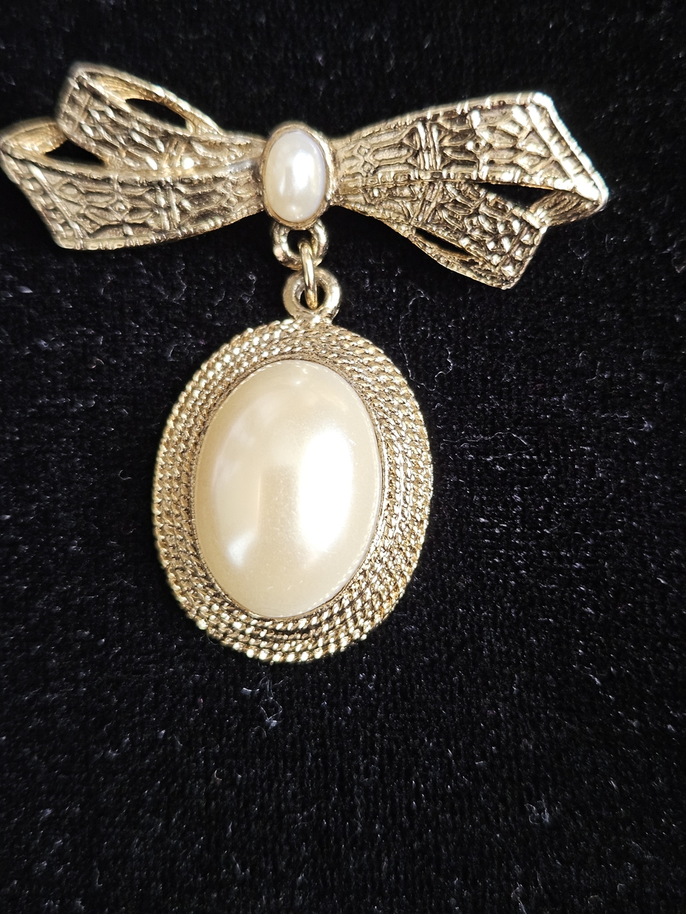 1928 Gold-Tone Bow Brooch with Cream Pearl Drop